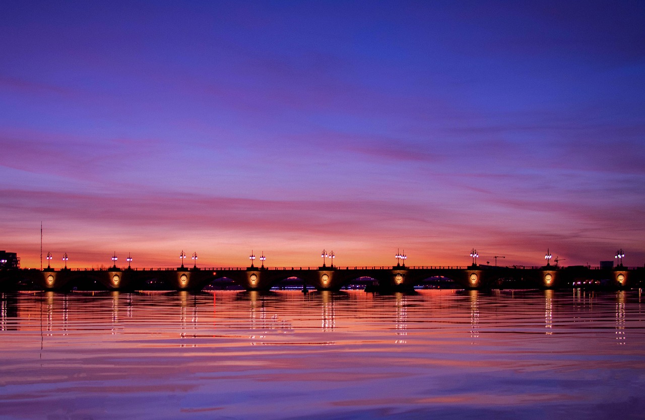 une belle vue du pont de pierre à Bordeaux